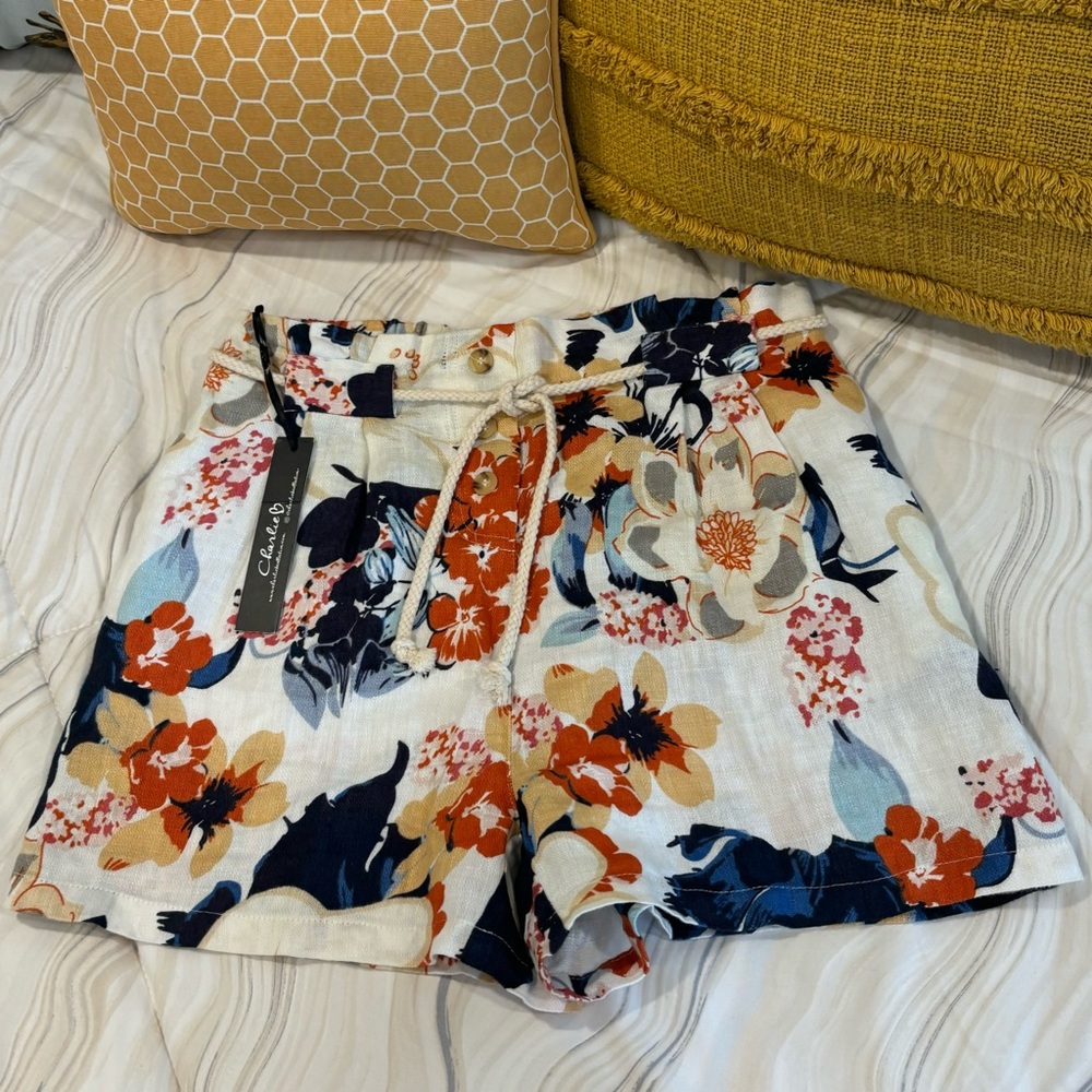 Charlie B NEW women’s stylish comfortable floral high waisted shorts size 6
